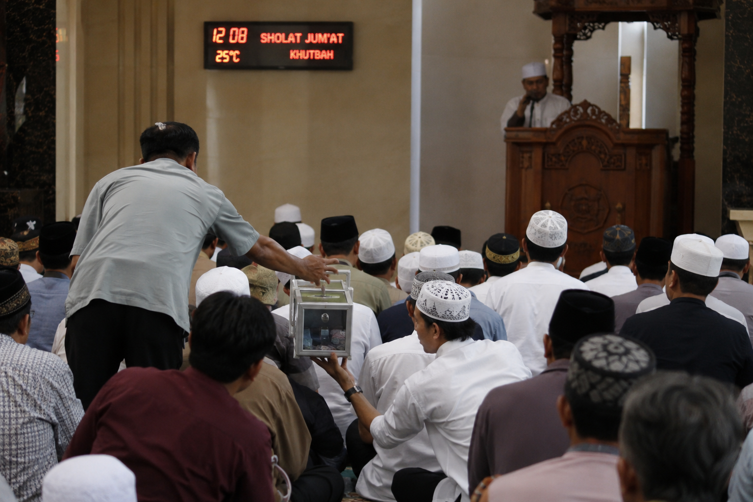 Sering Terjadi di Masjid, Bolehkah Kotak Infak Diedarkan Saat Khutbah Jumat?